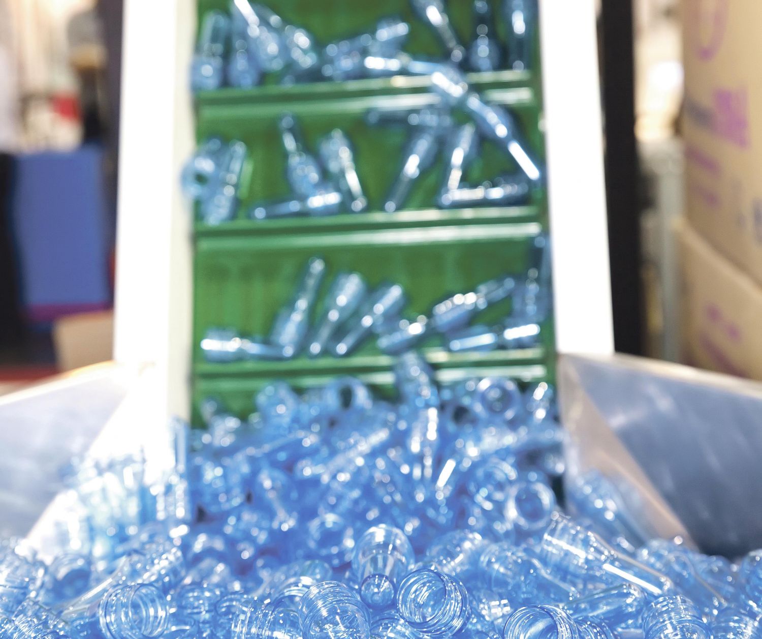 Plastikflaschen werden recycelt. Thema PET-Recycling