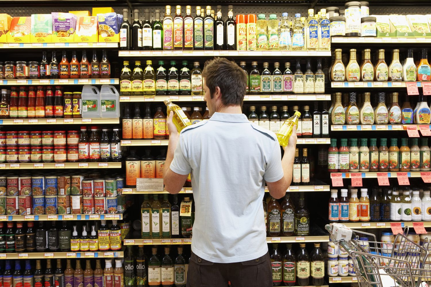 Ein Mann steht vor einem Supermarktregal. Thema Lebensmittelverpackung